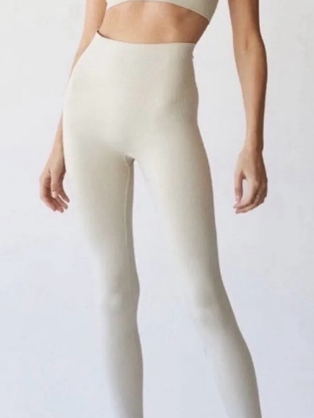 Set active high-rise cream colored leggings size L